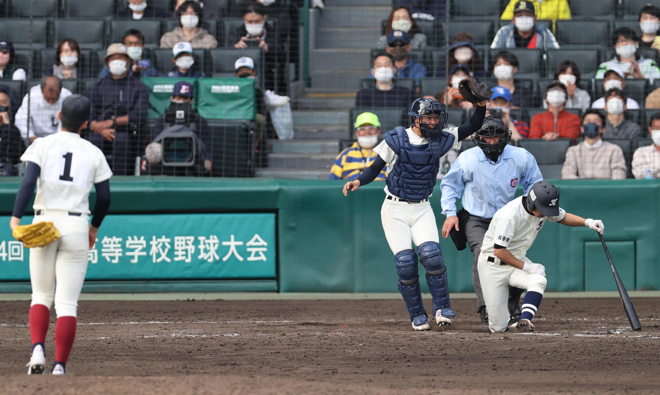 大阪桐蔭対国学院久我山　9回裏国学院久我山2死一、三塁、上田は空振り三振に終わりゲームセット（撮影・上山淳一）