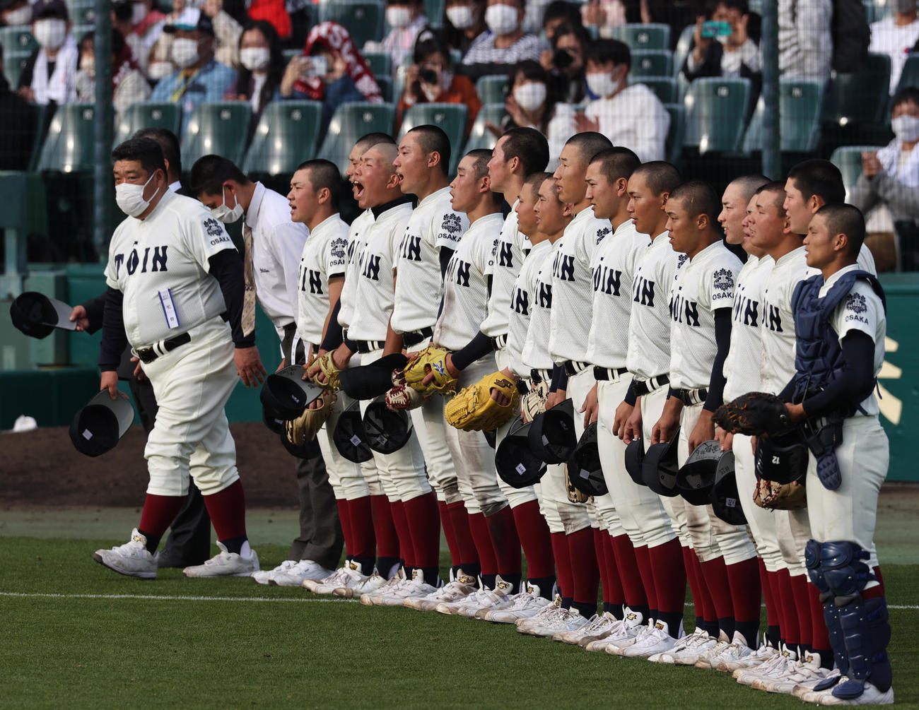 大阪桐蔭対国学院久我山　国学院久我山に勝利しグラウンドに一礼する大阪桐蔭の西谷監督（左）とナインたち（撮影・上山淳一）