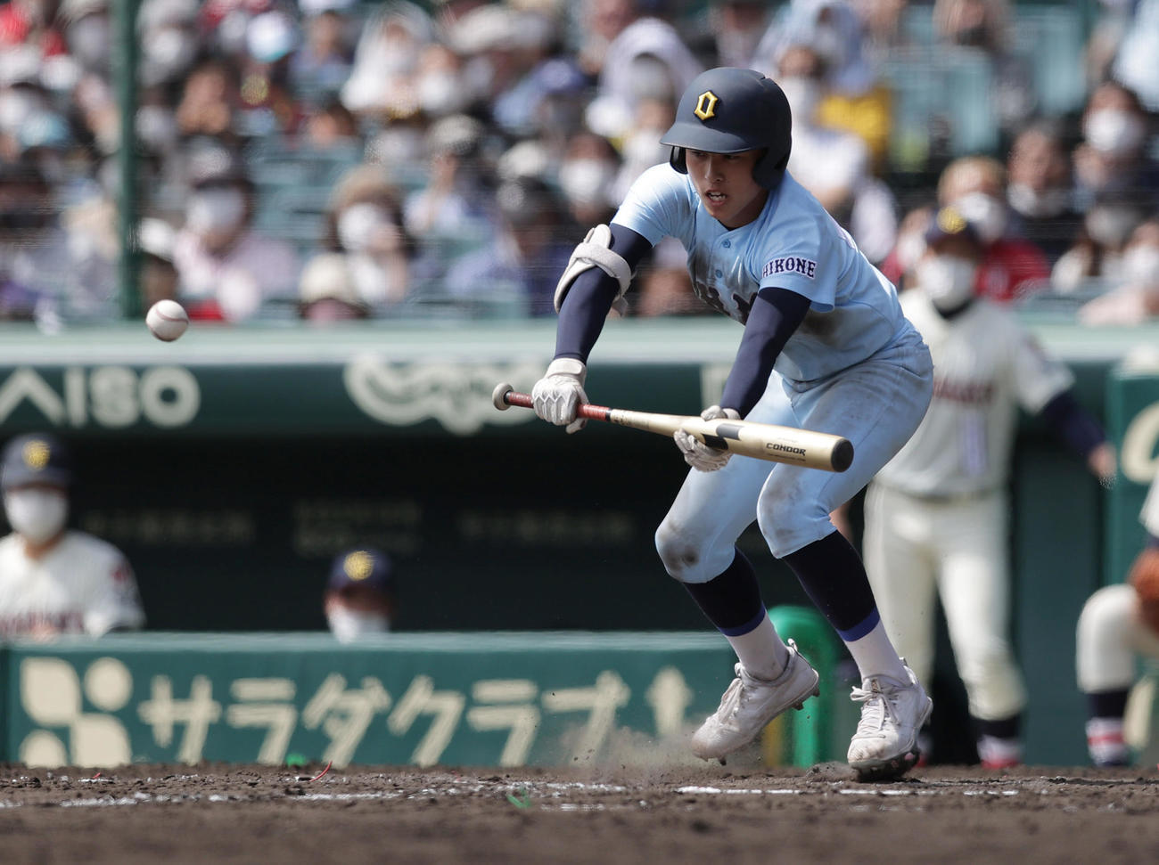 浦和学院対近江　7回裏近江1死三塁、スクイズを決める中瀬（撮影・前田充）
