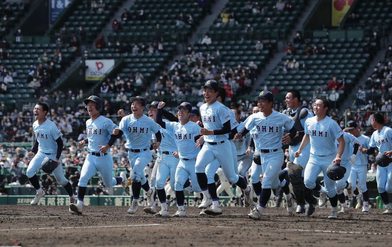 浦和学院対近江　浦和学院にサヨナラ勝ちし、アルプススタンドの応援団に向かって笑顔で駆けだす近江ナイン（撮影・前田充）