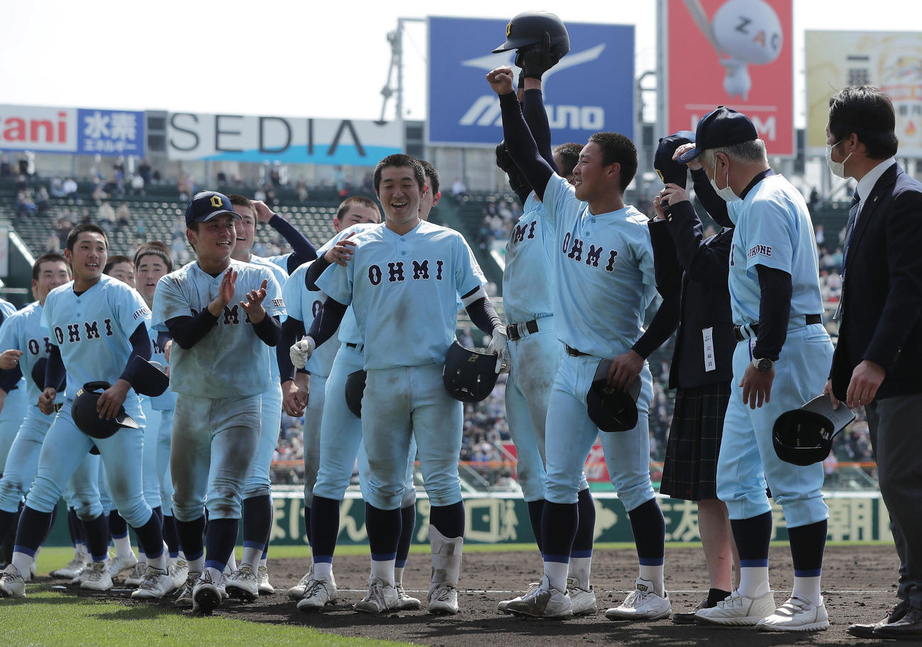 浦和学院対近江　浦和学院にサヨナラ勝ちし、アルプススタンドの応援団に向かってガッツポーズする山田（右から4人目）ら近江ナイン（撮影・前田充）