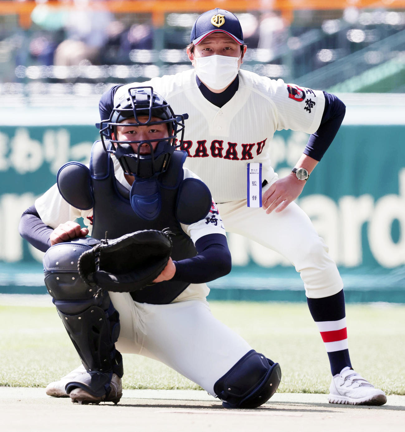 浦和学院対近江　試合前に先発浅田康成のブルペン投球をチェックする浦和学院・森大監督（撮影・野上伸悟）
