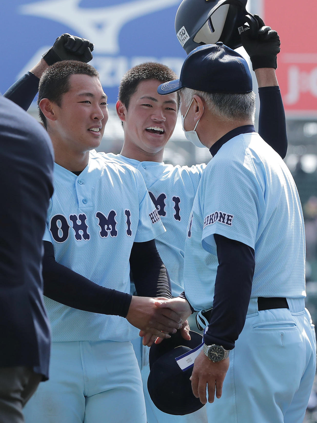 浦和学院対近江　浦和学院にサヨナラ勝ちし、近江・多賀監督（右）と握手を交わす山田（左）（撮影・前田充）