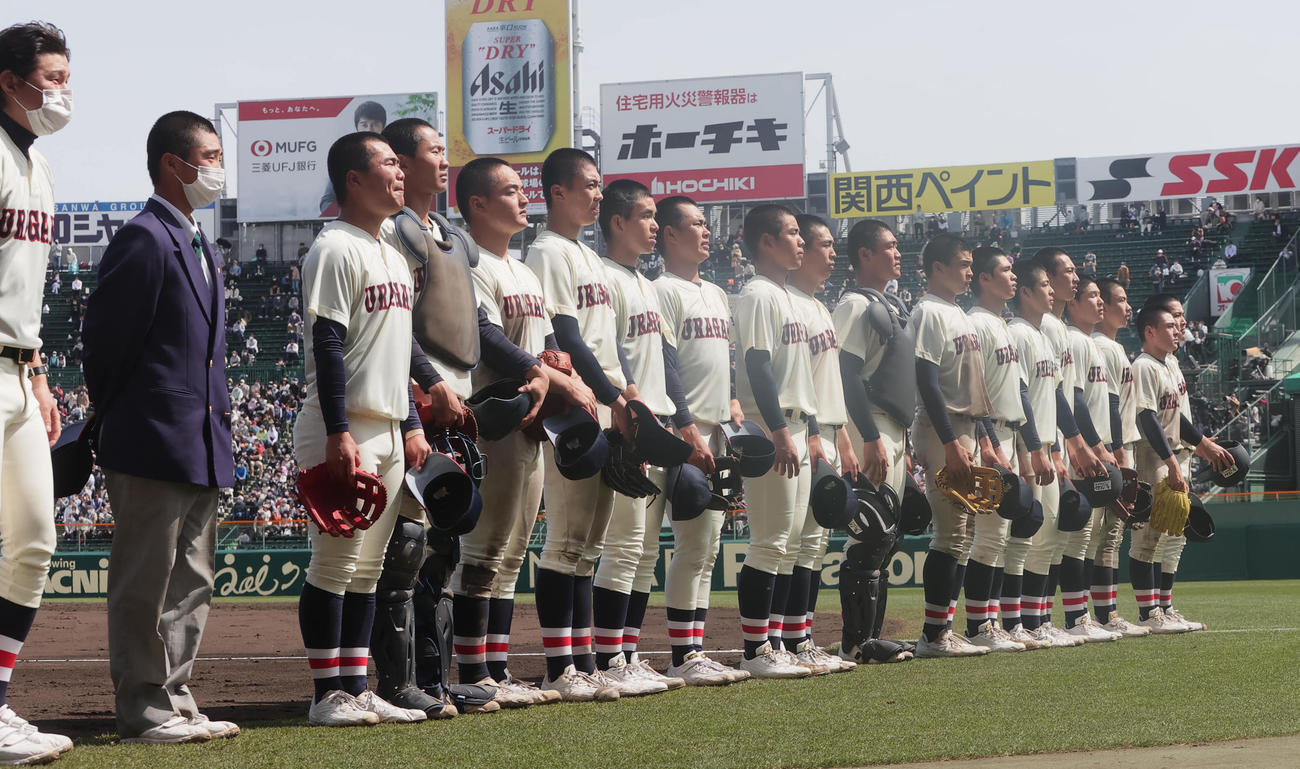 浦和学院対近江　サヨナラ負けを喫し、応援席にあいさつする浦和学院の選手たち（撮影・野上伸悟）