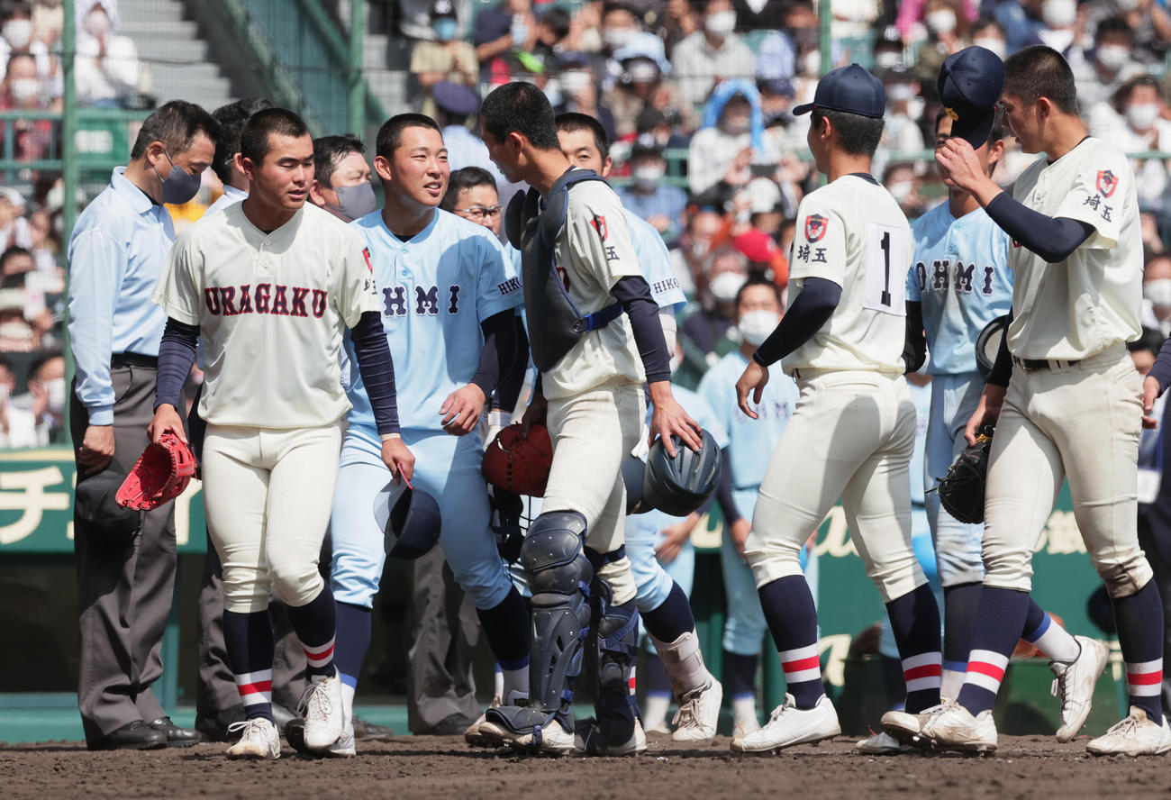 浦和学院対近江　サヨナラ勝ちした近江・山田（左から3人目）は、試合後に浦和学院の選手たちに声をかける（撮影・野上伸悟）