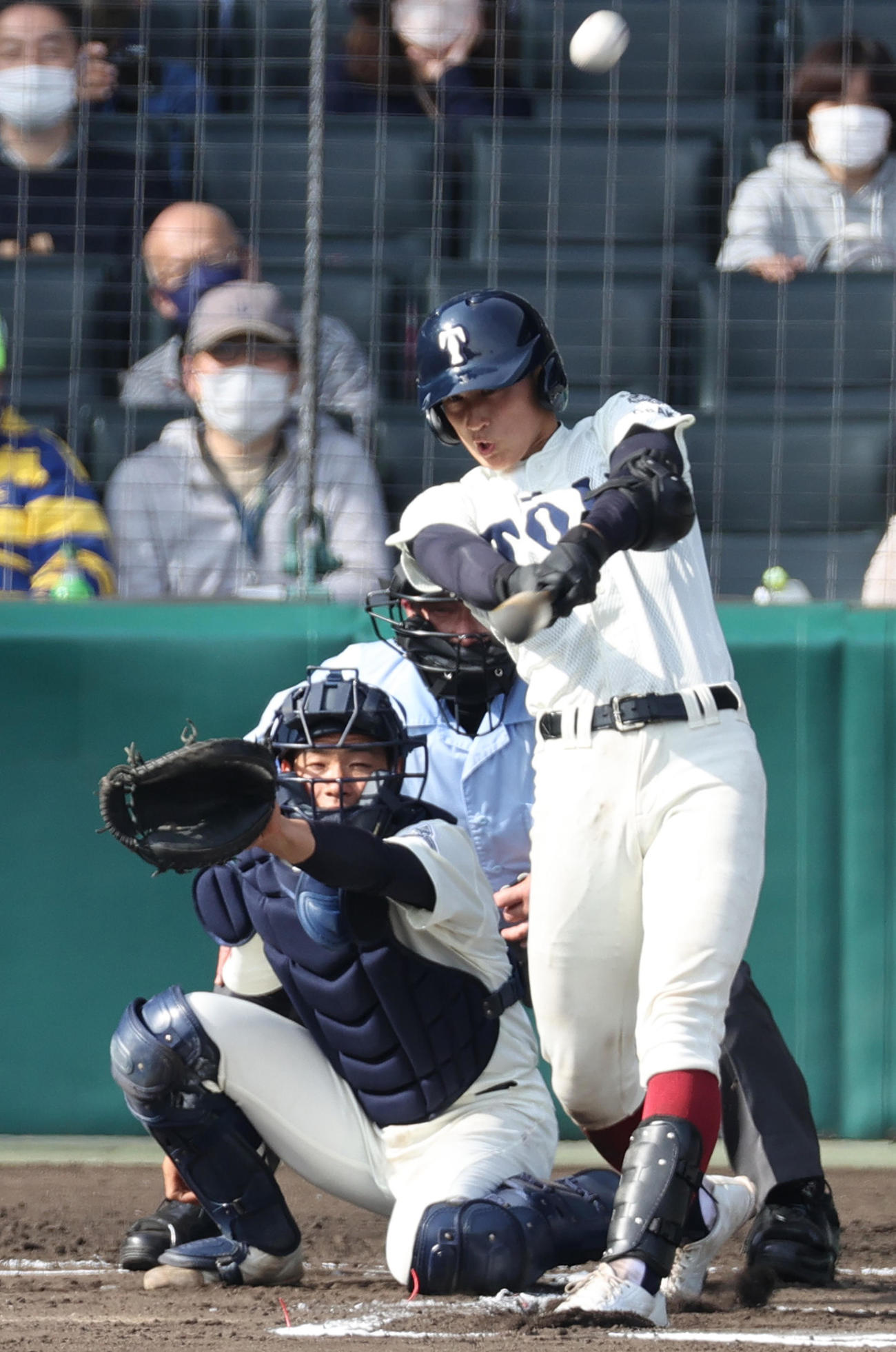 大阪桐蔭対国学院久我山　6回表大阪桐蔭無死一塁、松尾は左越え2点本塁打を放つ（撮影・上山淳一）
