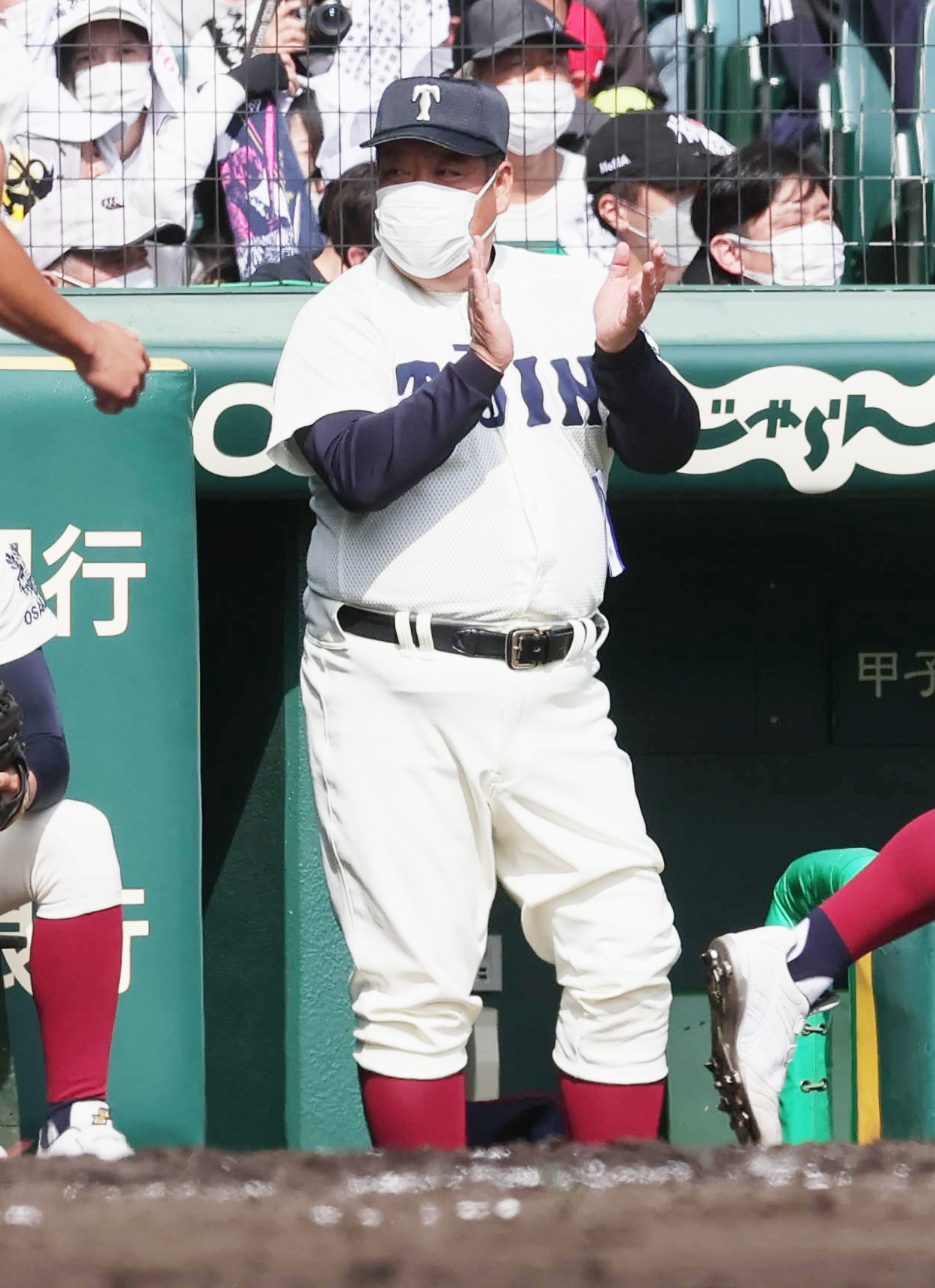 大阪桐蔭対国学院久我山　得点に拍手する大阪桐蔭・西谷監督（撮影・野上伸悟）