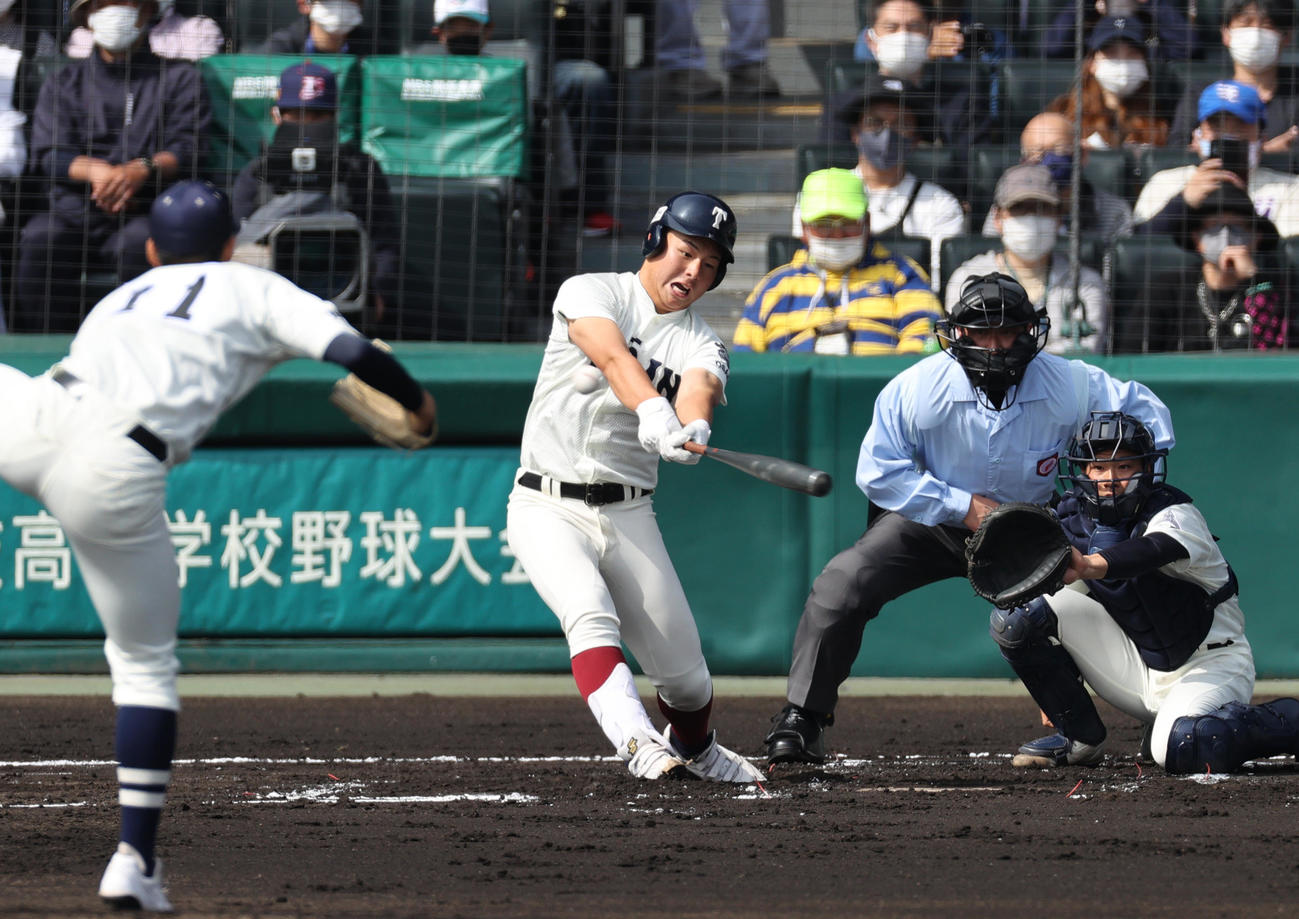 大阪桐蔭対国学院久我山　1回表大阪桐蔭2死二塁、丸山は先制の右前適時打を放つ（撮影・上山淳一）