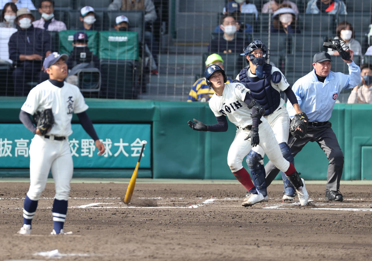 大阪桐蔭対国学院久我山　6回表大阪桐蔭無死一塁、松尾は左越え2点本塁打を放つ（撮影・上山淳一）