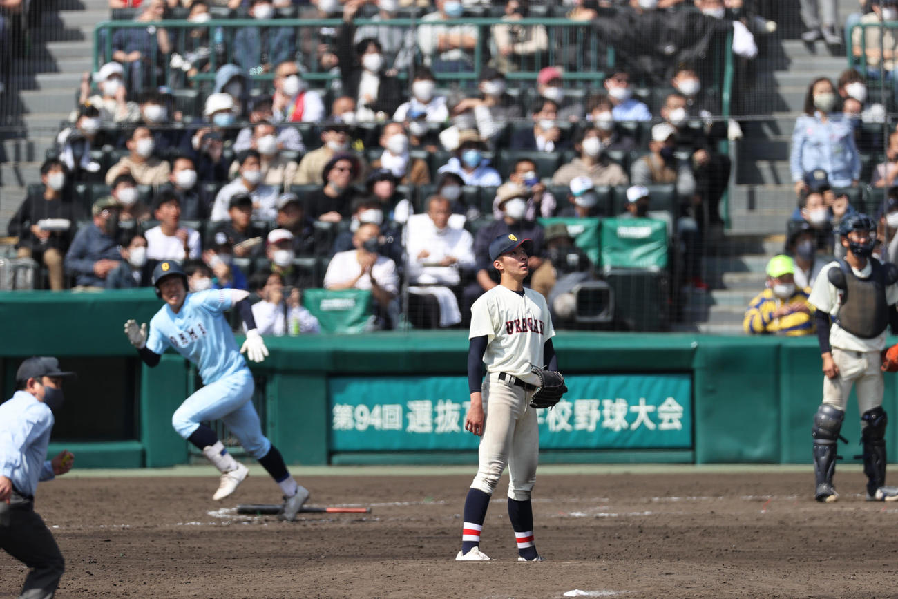 浦和学院対近江　11回裏近江1死一、二塁、金田（手前）は大橋にサヨナラ左越え3点本塁打を浴びる（撮影・上山淳一）