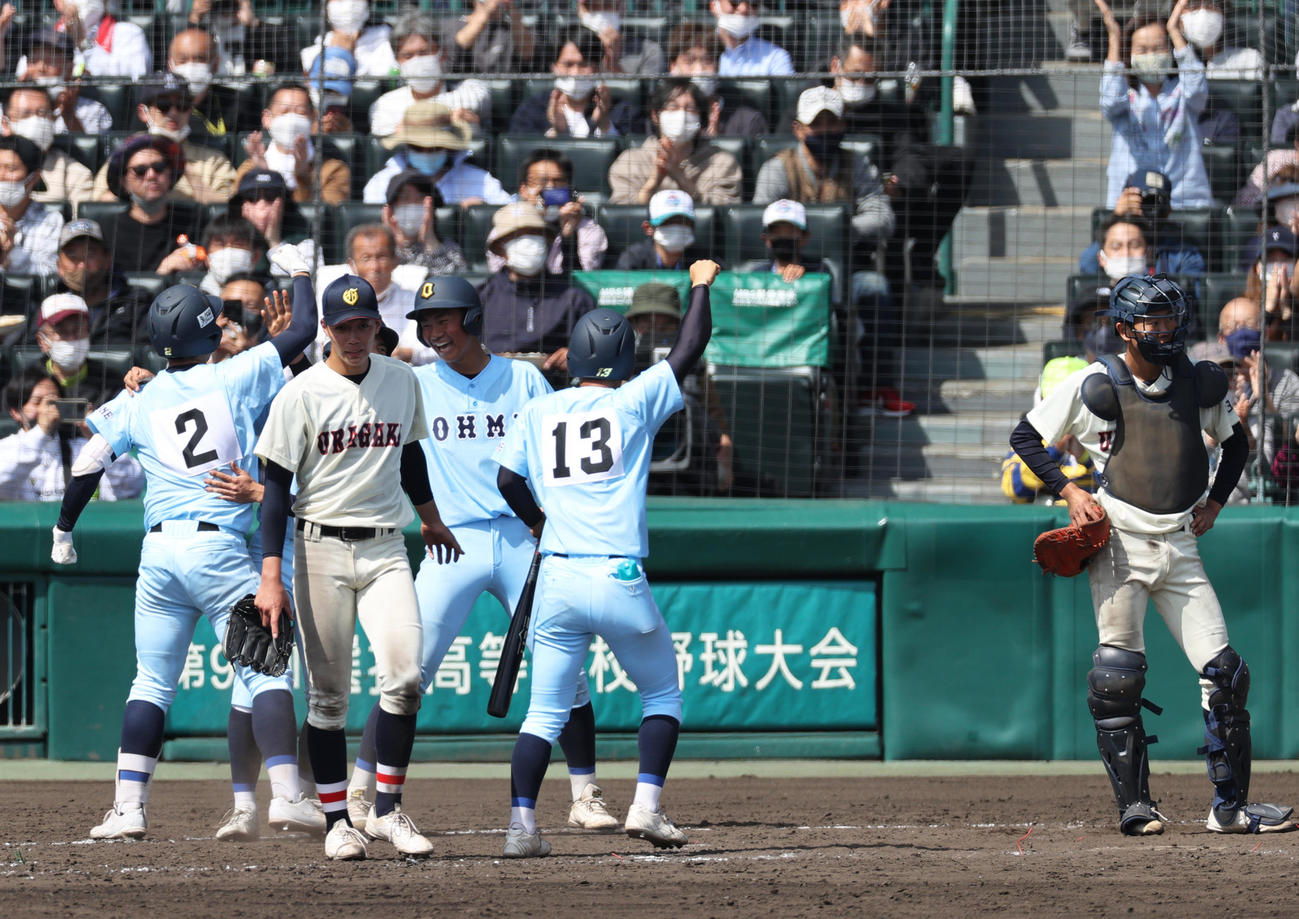 浦和学院対近江　11回裏近江1死一、二塁、金田（左から2人目）は大橋にサヨナラ左越え3点本塁打を浴びがっくりする（撮影・上山淳一）