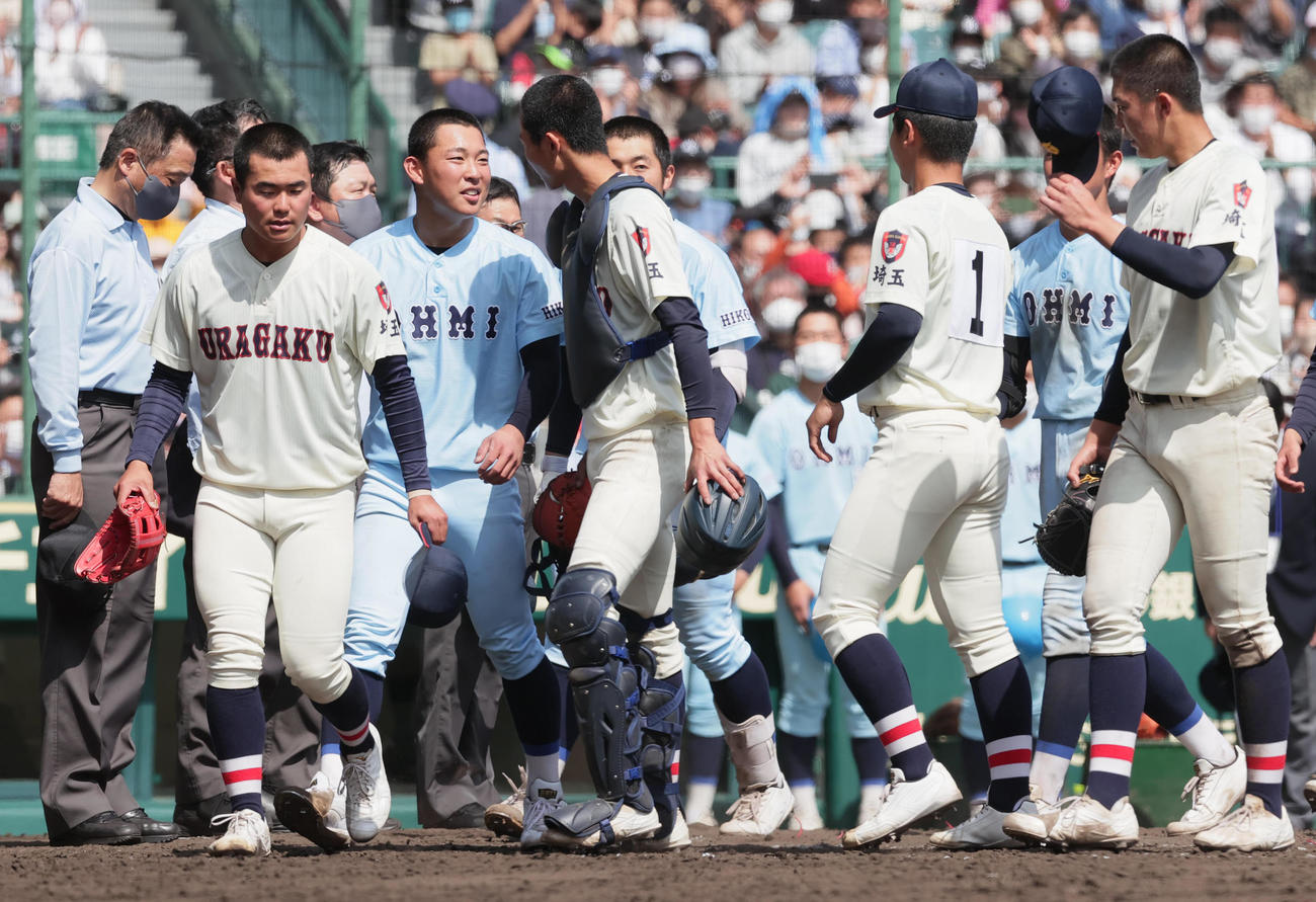 浦和学院対近江　サヨナラ勝ちした近江・山田（左から3人目）は、試合後に浦和学院の選手たちに声をかける（撮影・野上伸悟）
