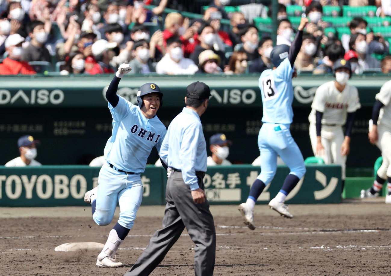 浦和学院対近江　11回裏近江1死一、二塁、大橋はサヨナラ左越え3点本塁打を放ちガッツポーズでダイヤモンドをまわる（撮影・上山淳一）