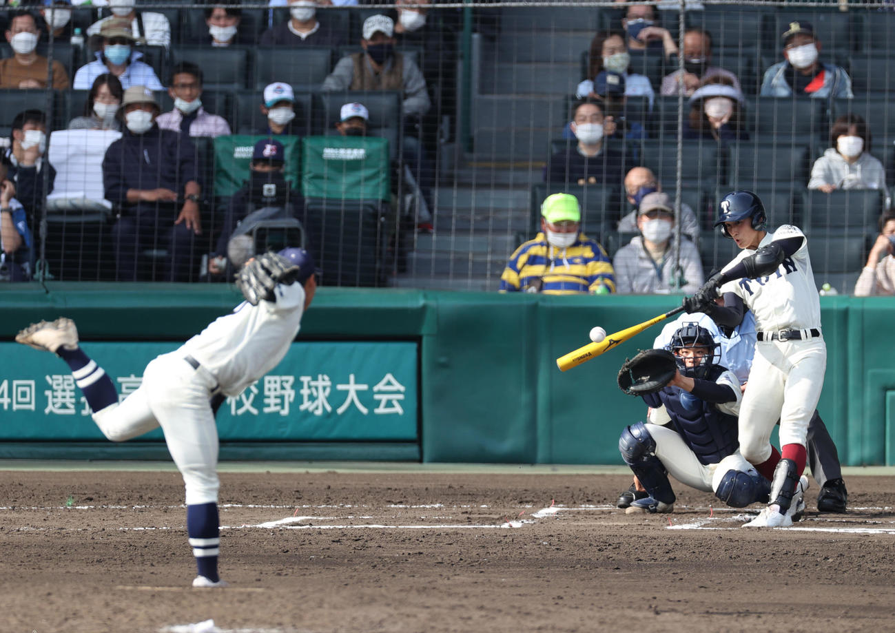 大阪桐蔭対国学院久我山　6回表大阪桐蔭無死一塁、松尾は左越え2点本塁打を放つ（撮影・上山淳一）