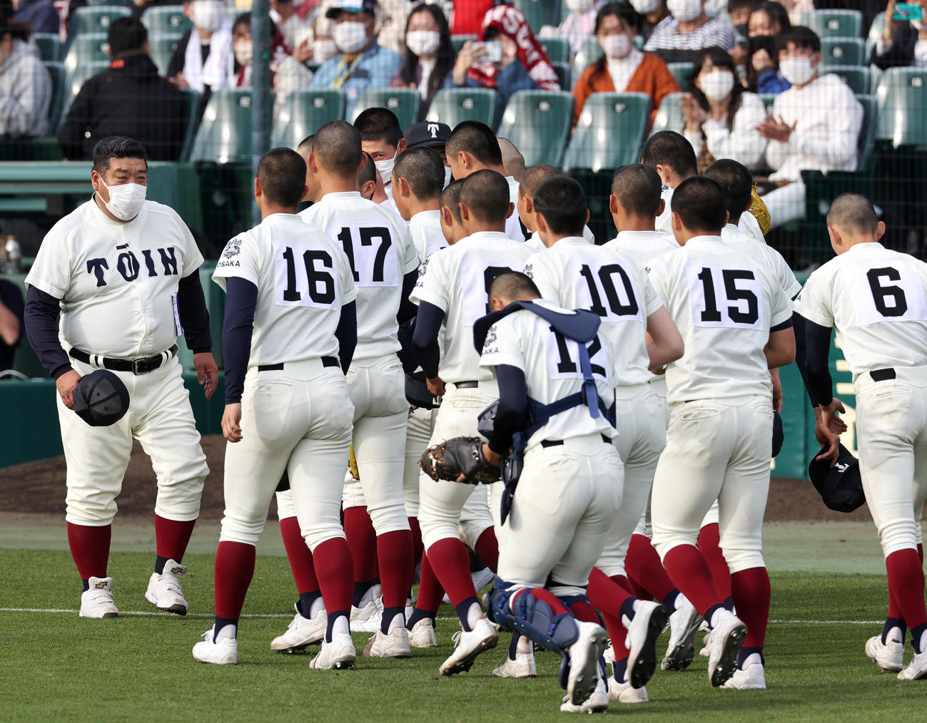 大阪桐蔭対国学院久我山　国学院久我山に勝利しナインを集める大阪桐蔭の西谷監督（左）（撮影・上山淳一）