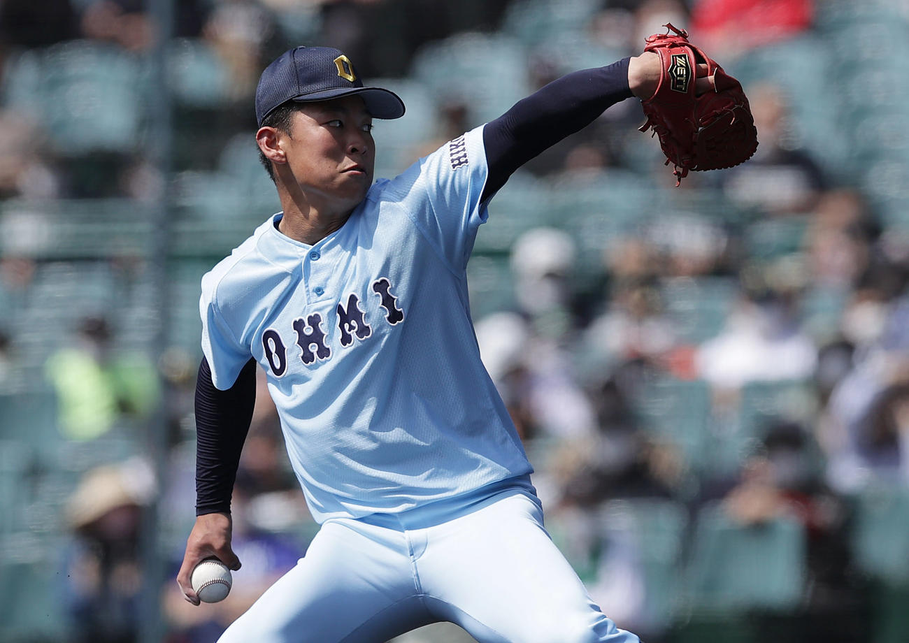 浦和学院対近江　先発し力投する近江・山田（撮影・前田充）