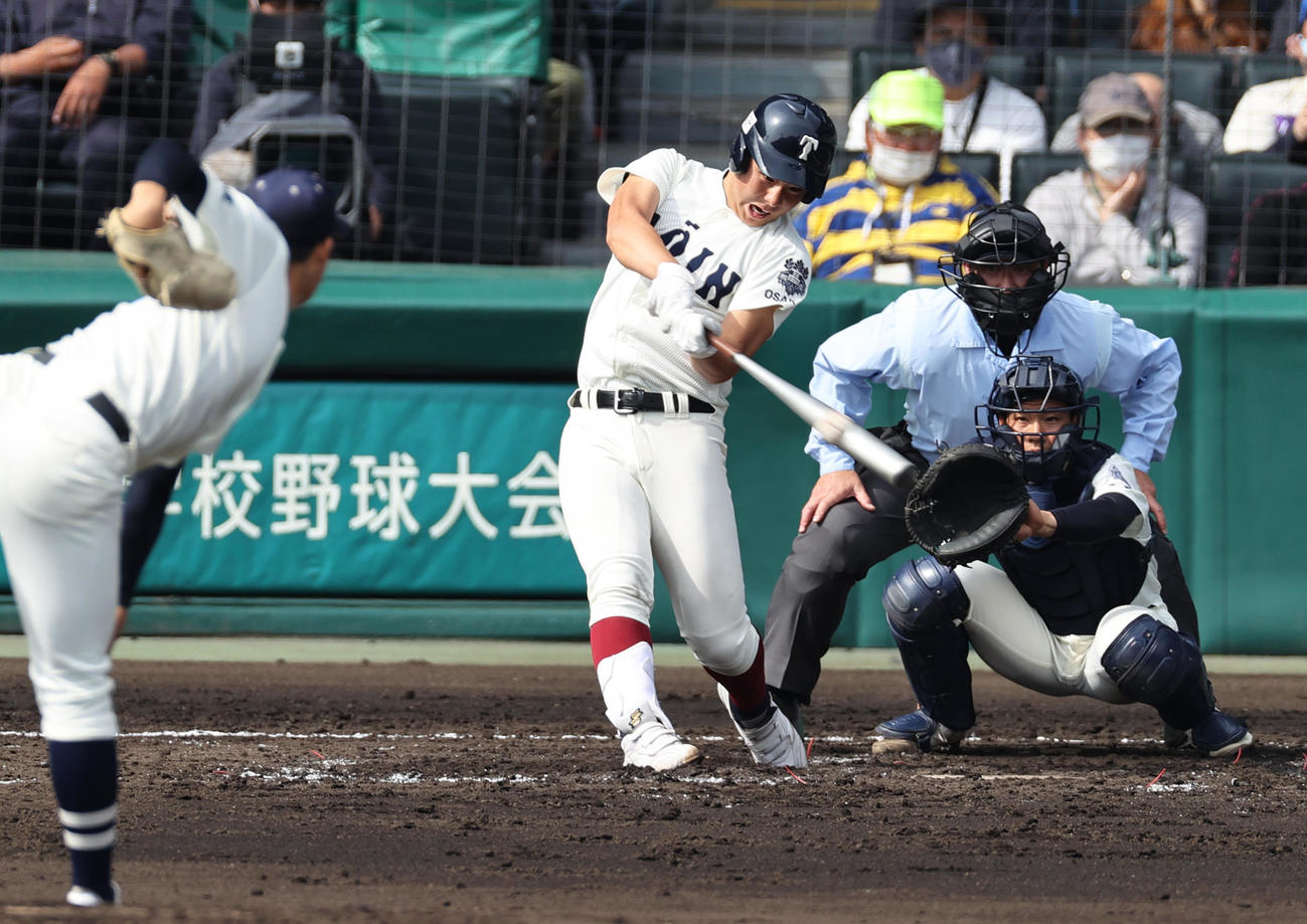 大阪桐蔭対国学院久我山　3回表大阪桐蔭無死一塁、丸山は右翼へ適時二塁打を放つ（撮影・上山淳一）