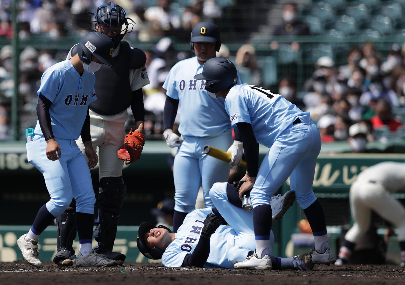 浦和学院対近江　5回裏近江2死一、二塁、死球を受け、痛そうな表情を見せる山田（下）（撮影・前田充）