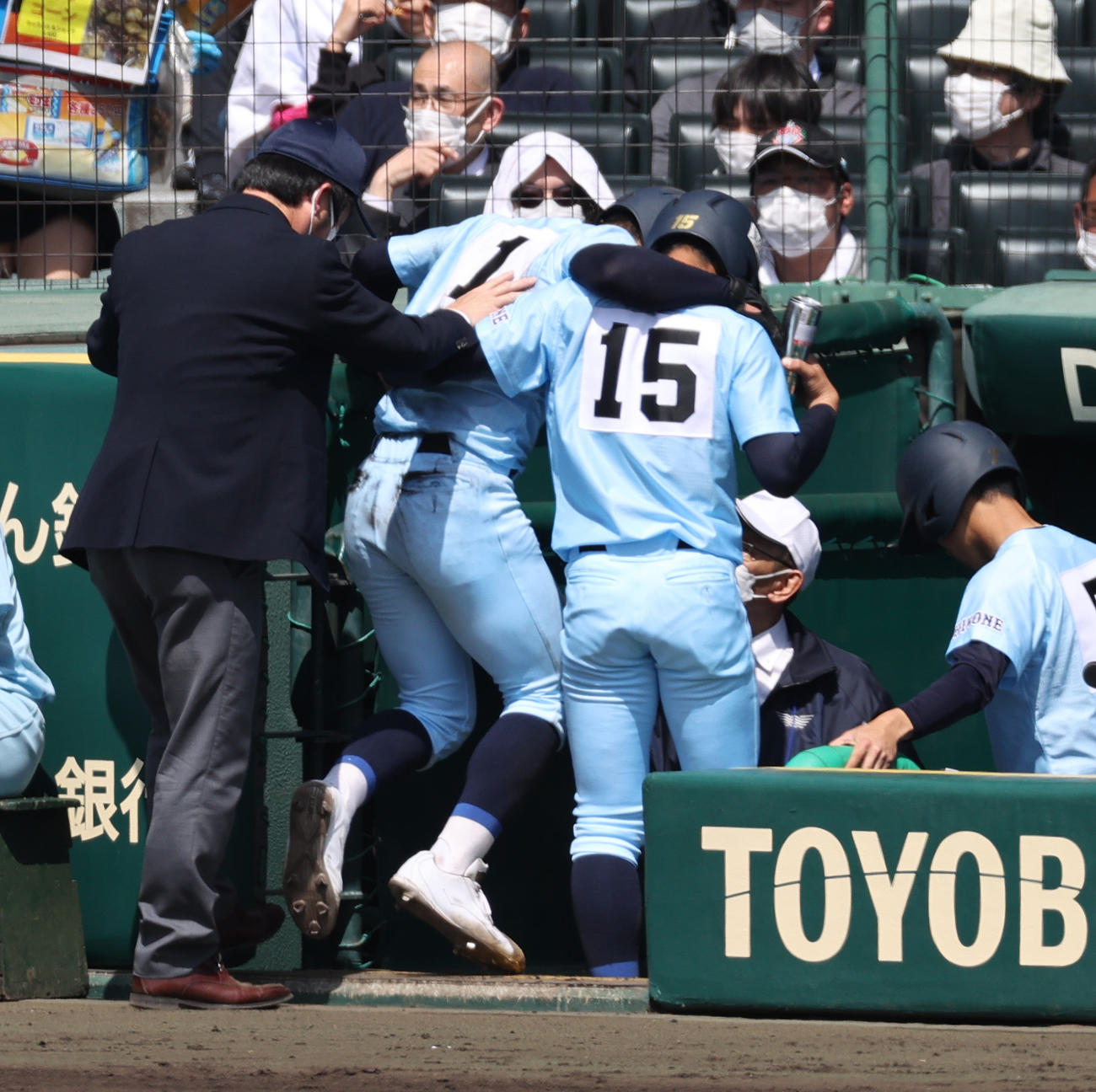 浦和学院対近江　5回裏近江2死一、二塁、死球を受けた山田（中央）は味方に抱えられベンチへ治療に向かう（撮影・上山淳一）