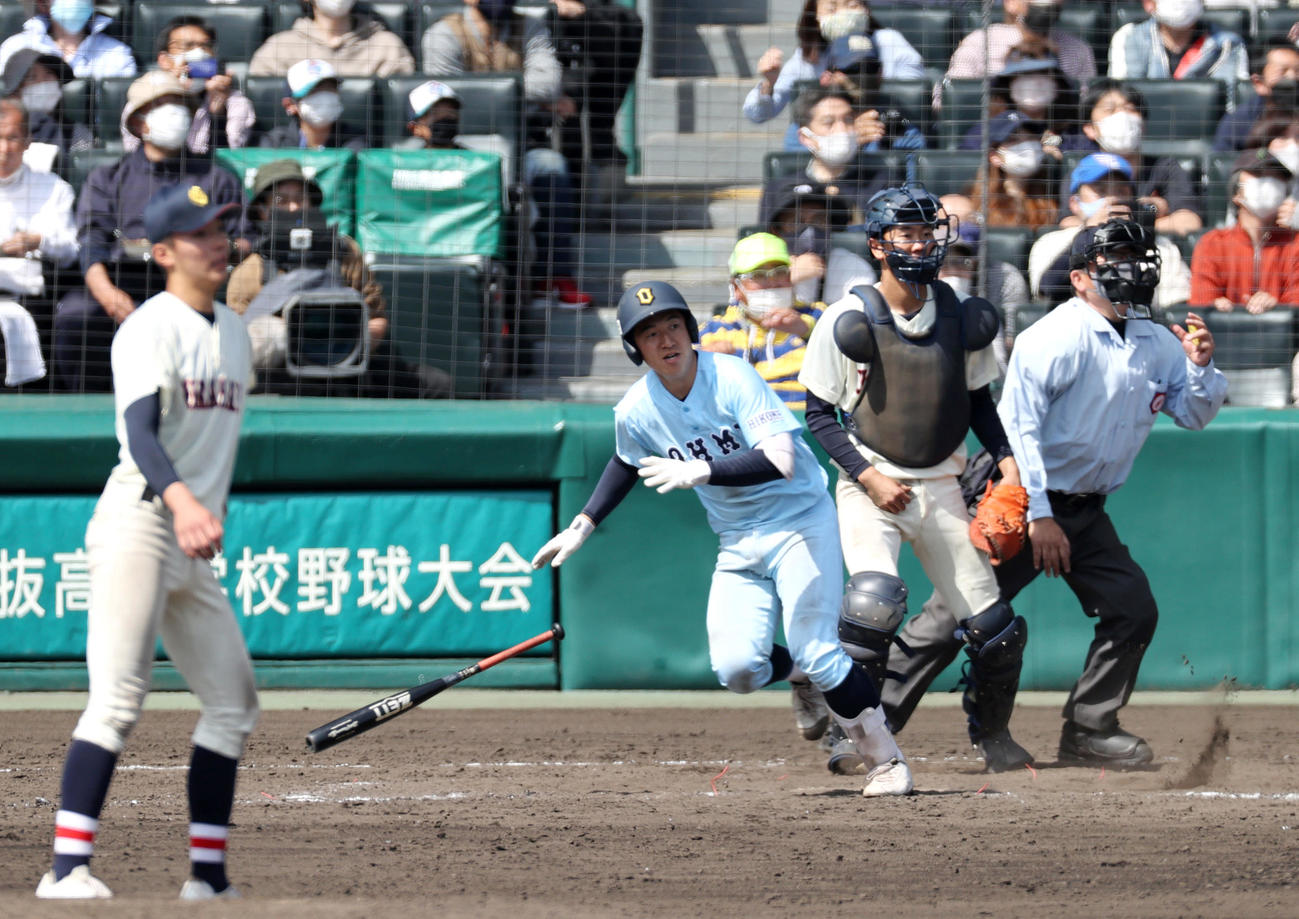 浦和学院対近江　11回裏近江1死一、二塁、大橋はサヨナラ左越え3点本塁打を放つ（撮影・上山淳一）