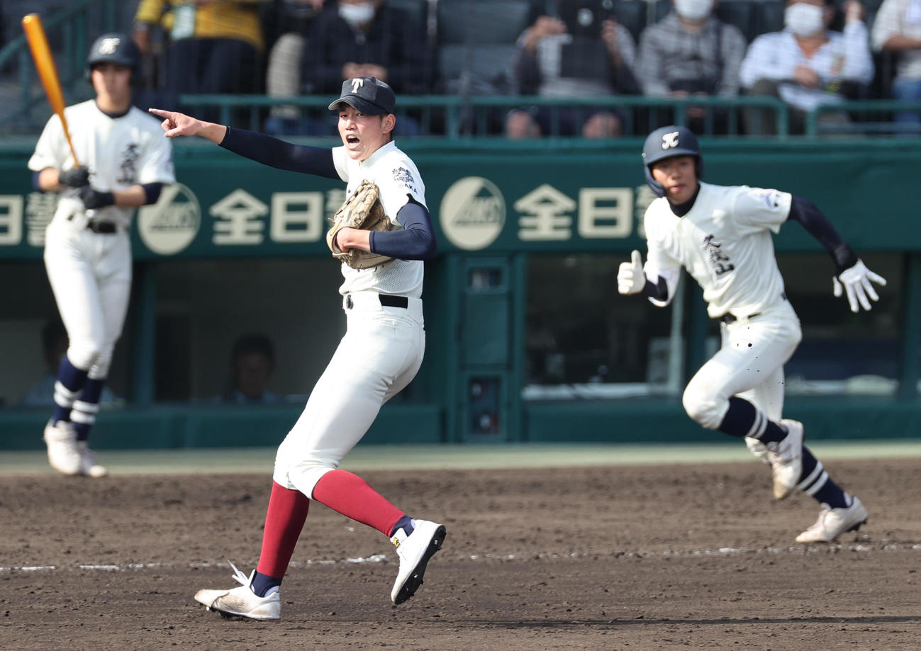 大阪桐蔭対国学院久我山　5回裏国学院久我山2死、川原（手前）は松本慎を二ゴロに仕留める（撮影・上山淳一）