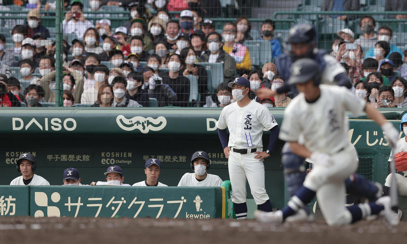 大阪桐蔭対国学院久我山　9回裏国学院久我山2死一、二塁、上田（手前）が空振り三振に倒れ試合終了となり、ぼうぜんとする尾崎監督（後方右端）ら（撮影・前田充）