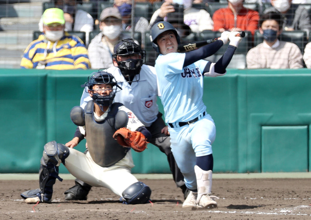 浦和学院対近江　11回裏近江1死一、二塁、大橋はサヨナラ左越え3点本塁打を放つ（撮影・上山淳一）