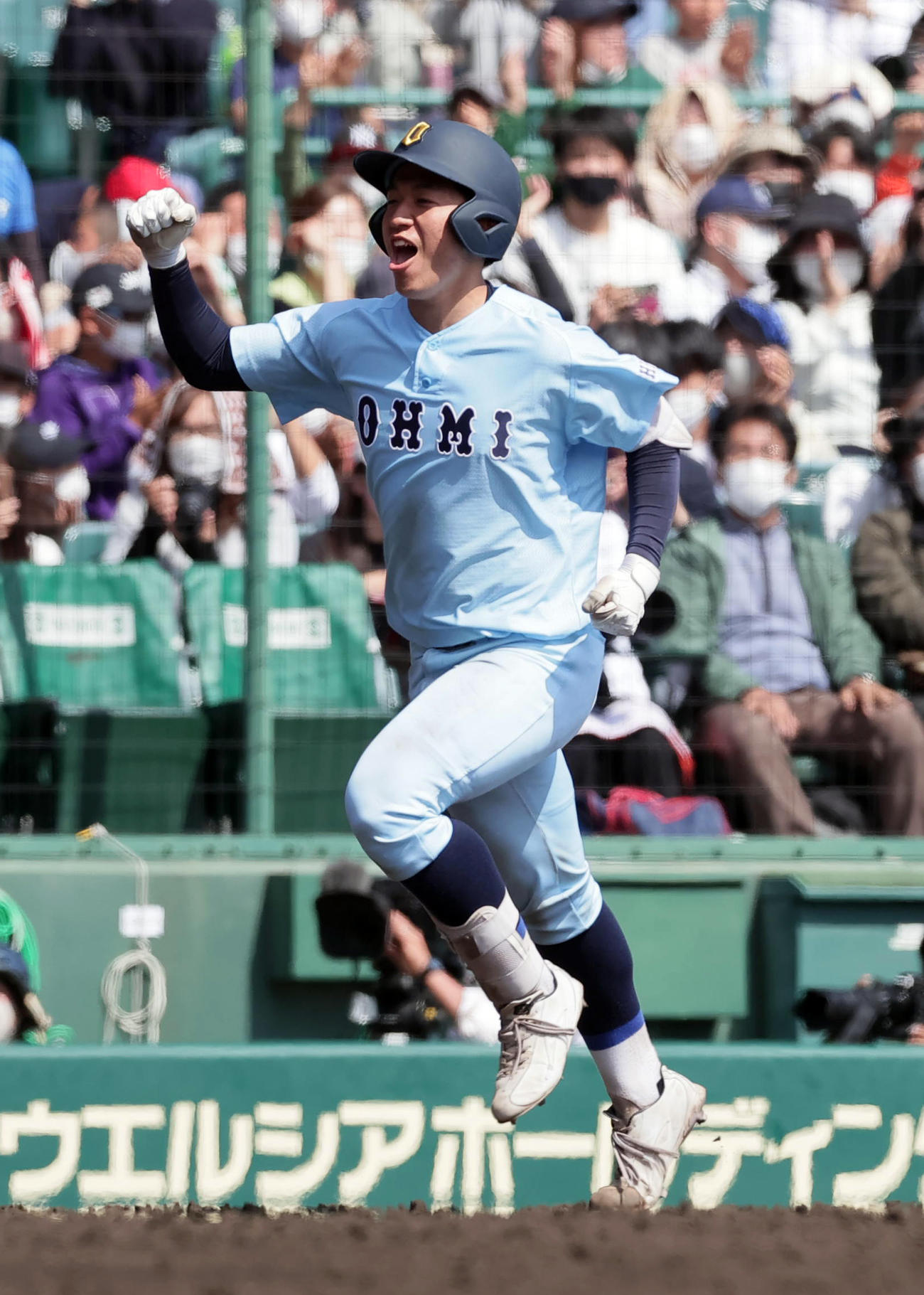 浦和学院対近江　11回裏近江1死一、二塁、サヨナラ3点本塁打を放ち喜ぶ大橋（撮影・野上伸悟）