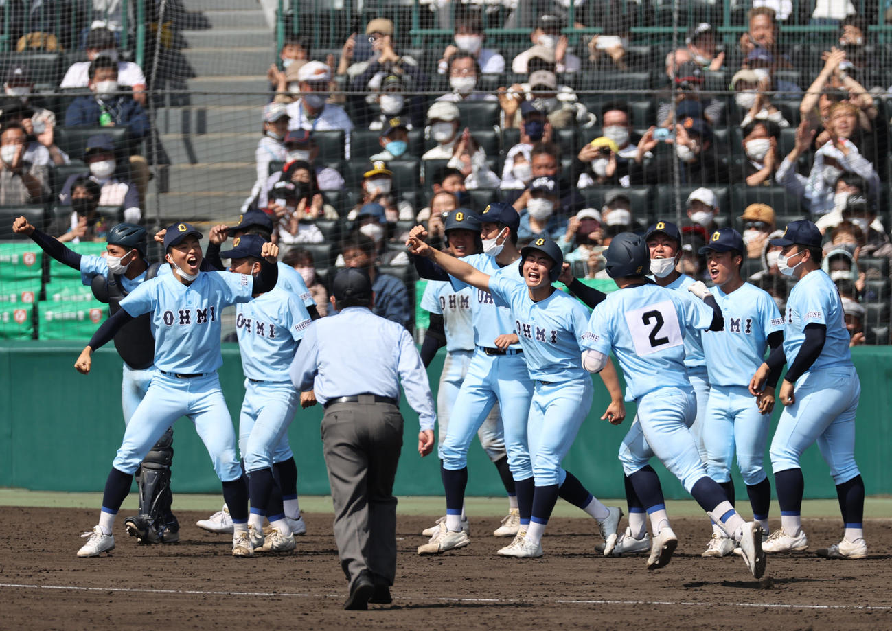 浦和学院対近江　11回裏近江1死一、二塁、サヨナラ3点本塁打を放った大橋（右から4人目）を出迎える近江ナイン（撮影・上山淳一）