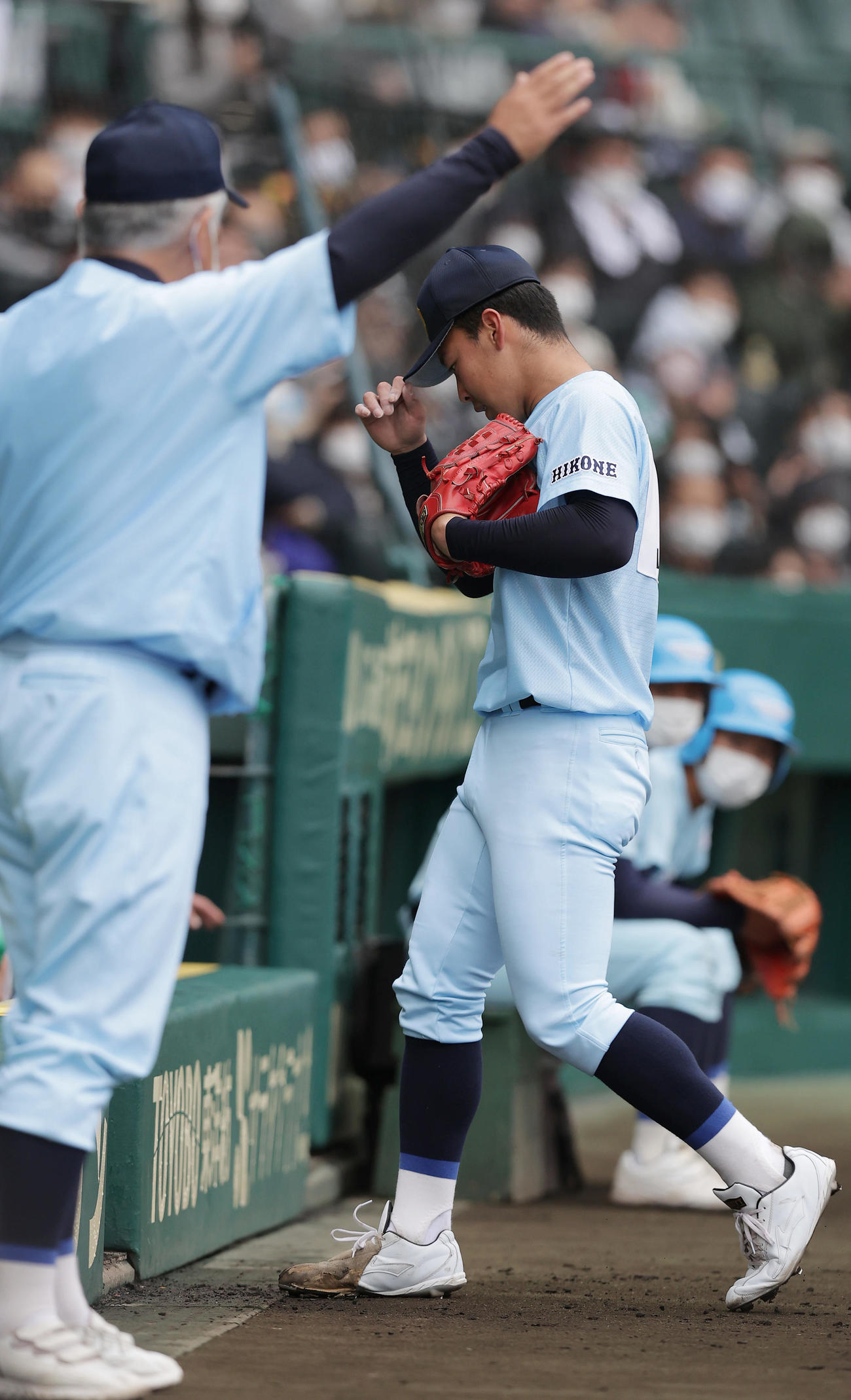 大阪桐蔭対近江　3回表大阪桐蔭無死一塁、松尾に2点本塁打を浴びたところで降板となり、ベンチへ下がる山田。手前は多賀監督（撮影・前田充）