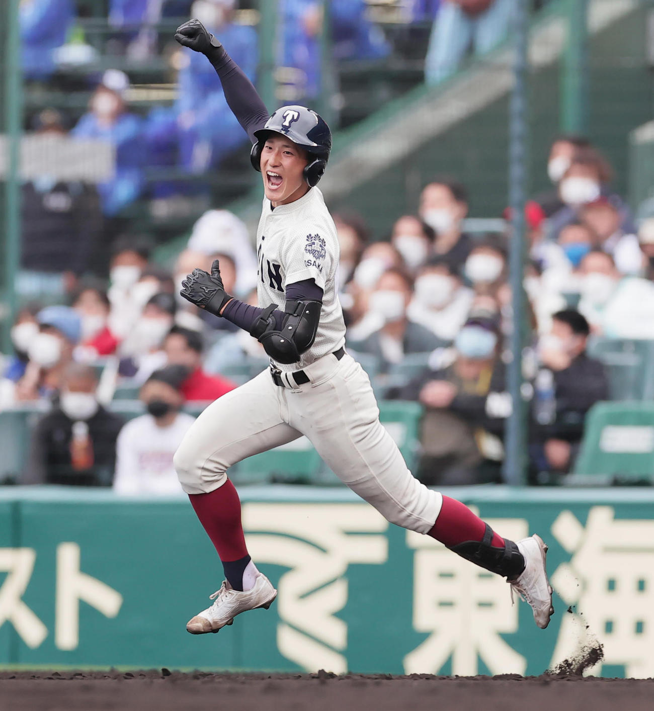 大阪桐蔭対近江　3回表大阪桐蔭無死一塁、左越え2点本塁打を放ち喜ぶ松尾（撮影・野上伸悟）