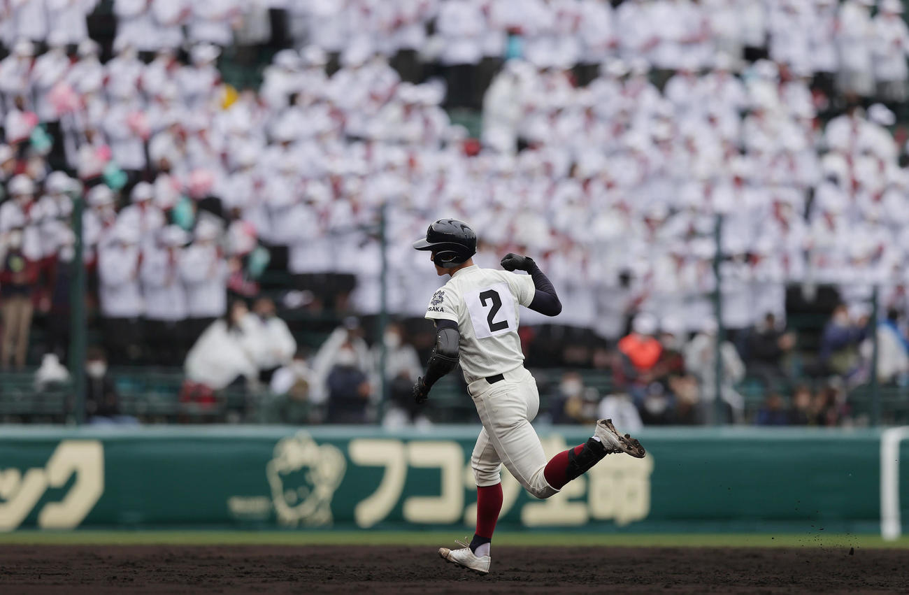 大阪桐蔭対近江　3回表大阪桐蔭無死一塁、左越え2点本塁打を放ちダイヤモンドをまわる松尾（撮影・前田充）