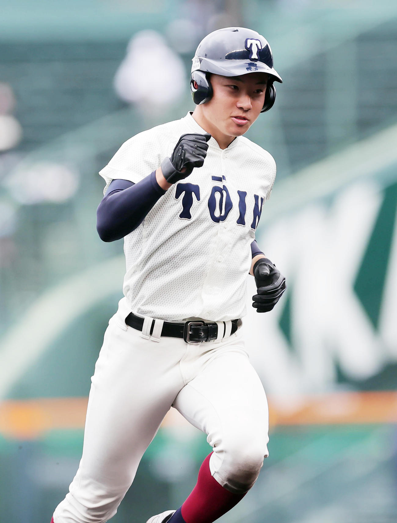 大阪桐蔭対近江　6回表大阪桐蔭2死一、三塁、左越え3点本塁打を放ち小さくガッツポーズの海老根（撮影・野上伸悟）