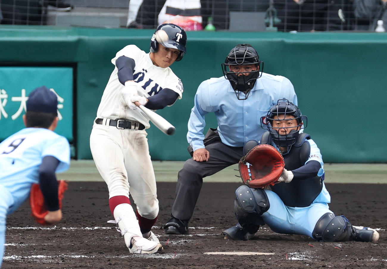 大阪桐蔭対近江　8回表大阪桐蔭1死満塁、谷口は右越え満塁本塁打を放つ（撮影・上山淳一）