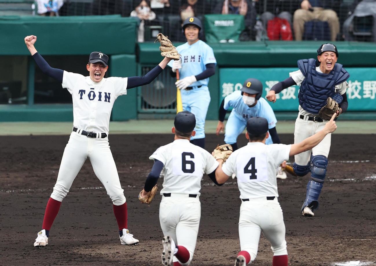 大阪桐蔭対近江　9回裏近江1死一、二塁、川原（左）は川元を投ゴロ併殺に仕留め、優勝を決め喜ぶ（撮影・上山淳一）