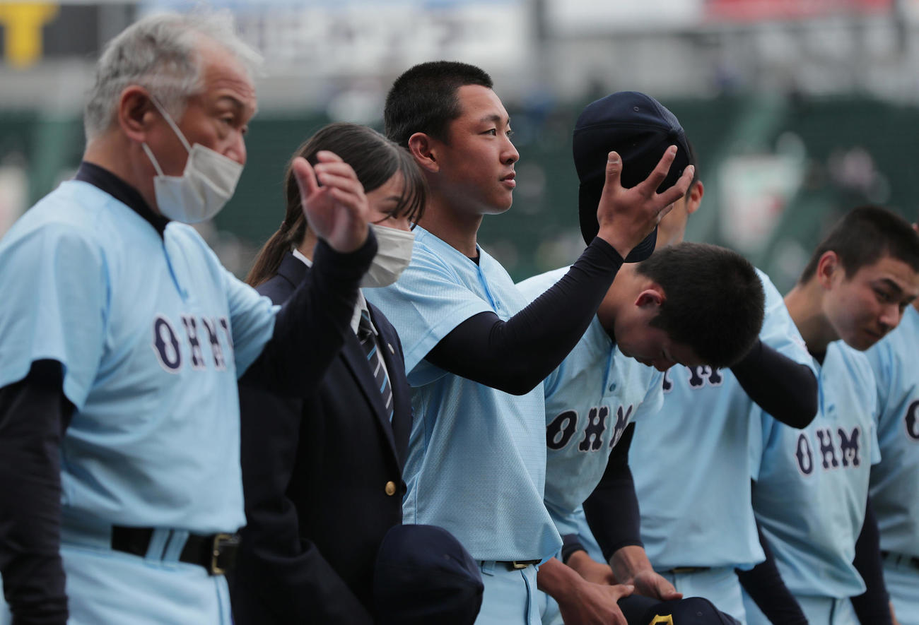 大阪桐蔭対近江　大阪桐蔭に敗れ準優勝となり、アルプススタンドの応援団にあいさつする山田（中央）ら近江ナイン（撮影・前田充）