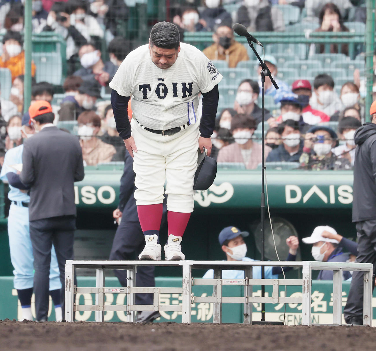 大阪桐蔭対近江　優勝インタビューを終え、観客に感謝する大阪桐蔭・西谷監督（撮影・野上伸悟）