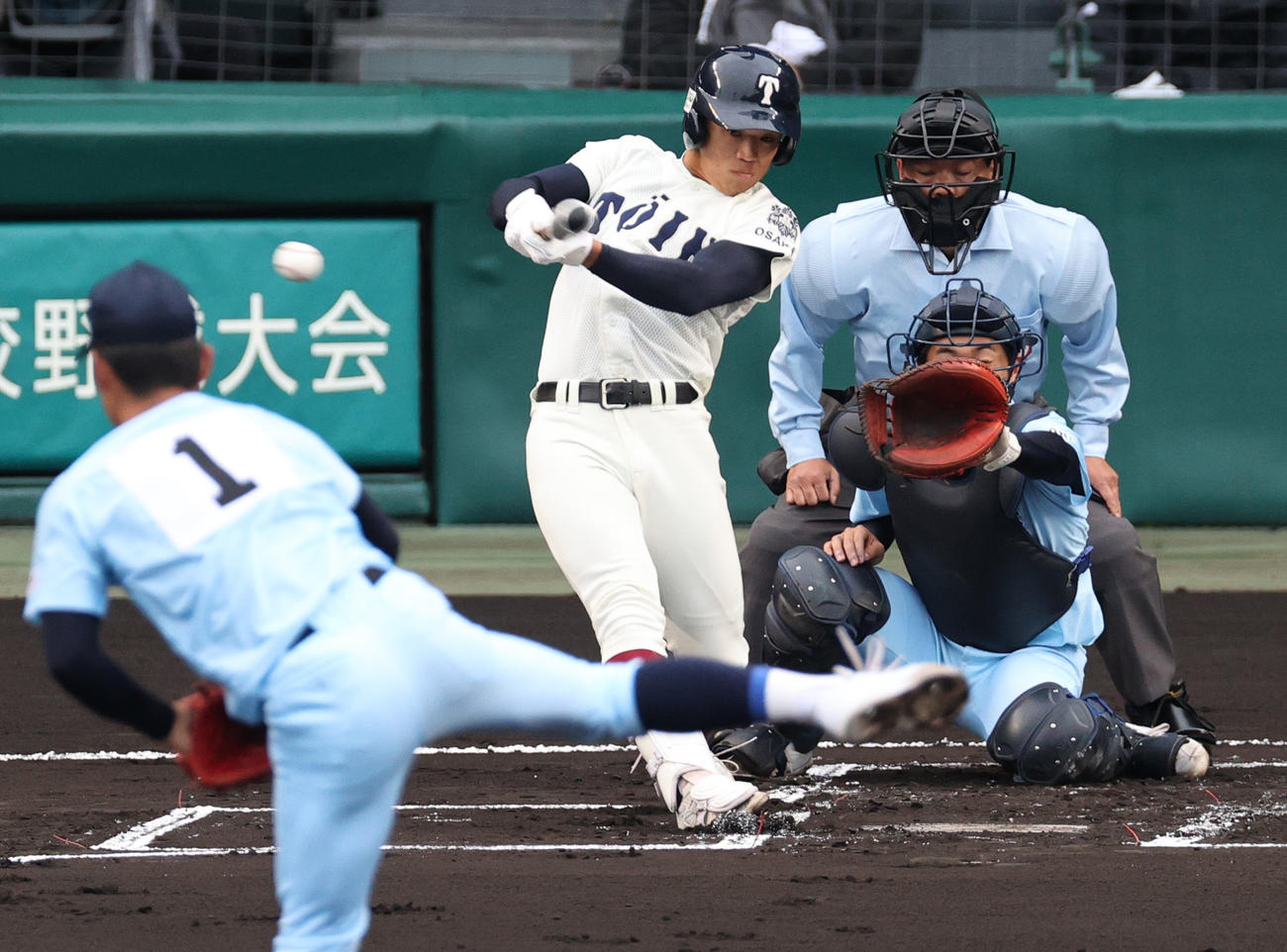 大阪桐蔭対近江　1回表大阪桐蔭無死三塁、谷口は先制の右前適時打を放つ（撮影・上山淳一）