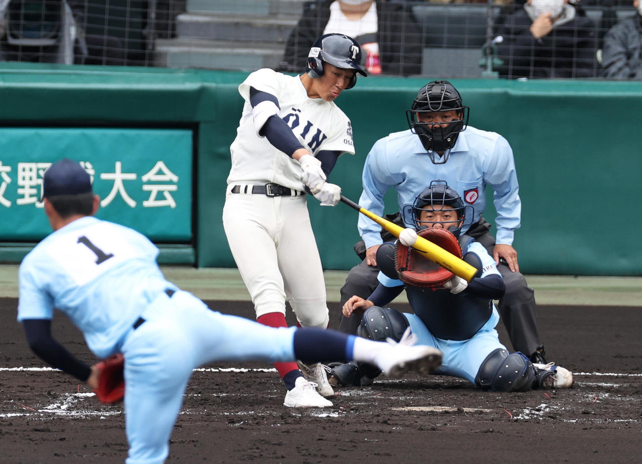 大阪桐蔭対近江　2回表大阪桐蔭2死二塁、前田は右前適時打を放つ（撮影・上山淳一）