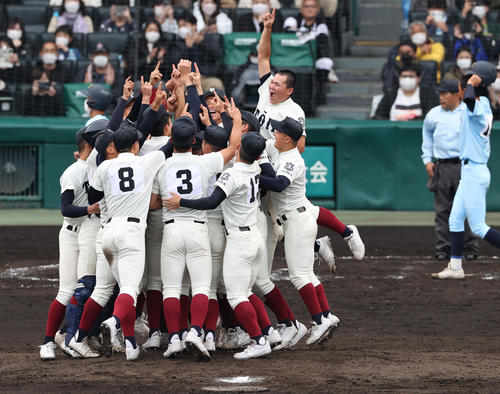 大阪桐蔭対近江　優勝を決めマウンドに駆け寄る大阪桐蔭ナイン（撮影・上山淳一）