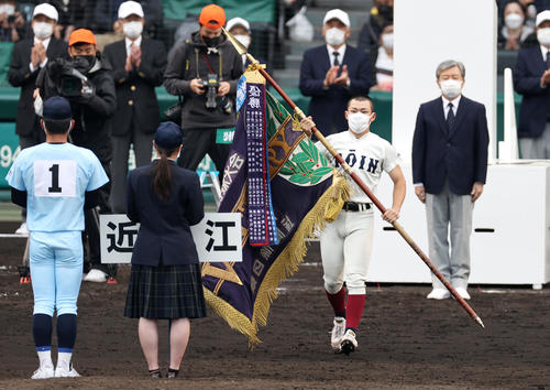 大阪桐蔭対近江　優勝旗を手にする大阪桐蔭星子主将（撮影・上山淳一）