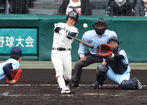 大阪桐蔭対近江　3回表大阪桐蔭2死、田井はバックスクリーンに本塁打を叩き込む（撮影・上山淳一）