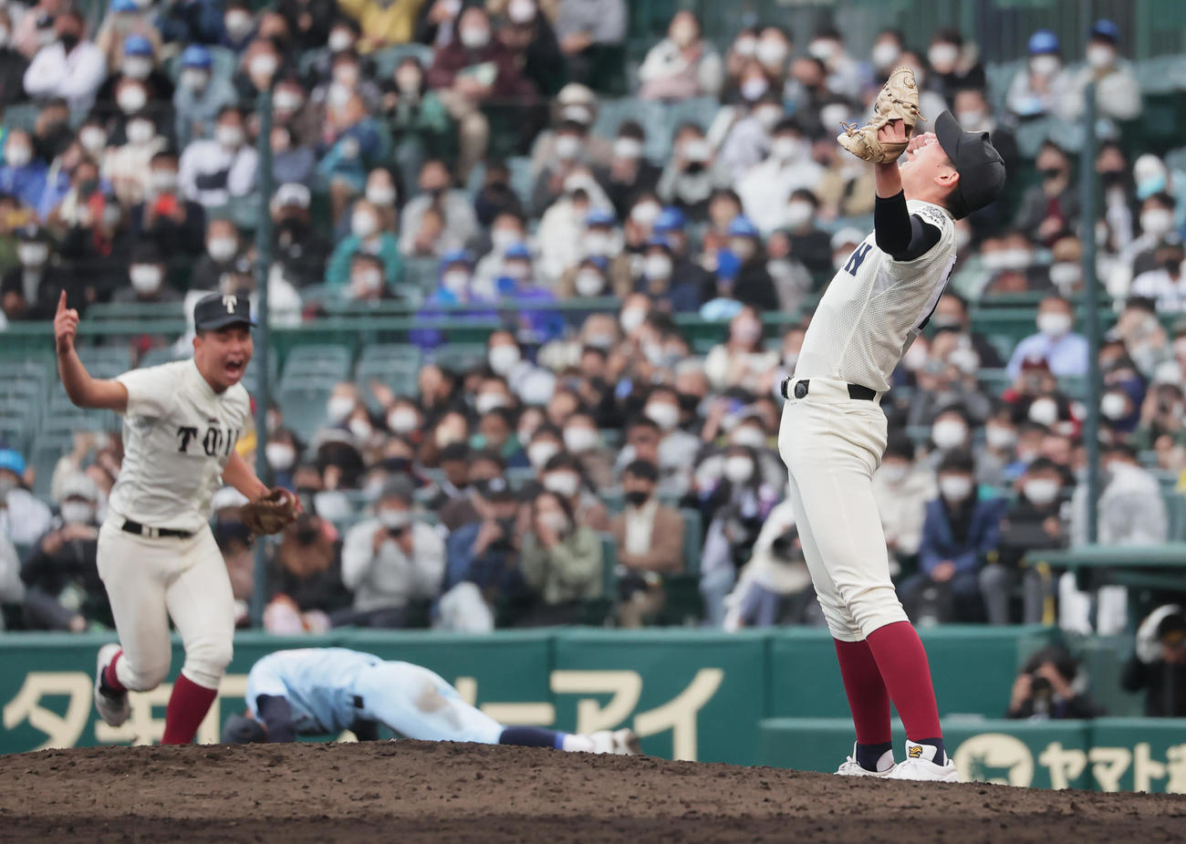 大阪桐蔭対近江　優勝し喜ぶ大阪桐蔭・川原（右）ら大阪桐蔭の選手たち（撮影・野上伸悟）