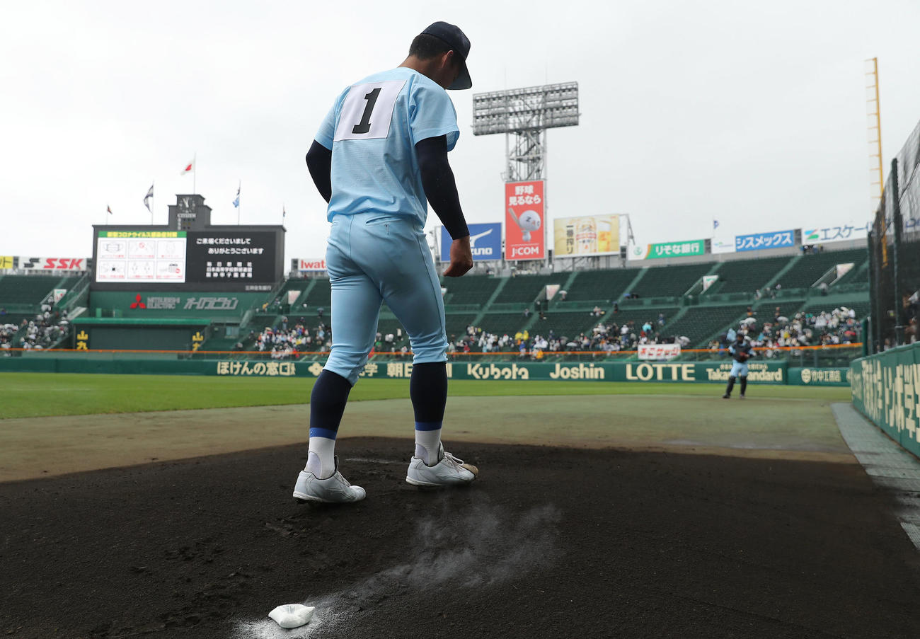 大阪桐蔭対近江　試合前、投球練習を開始する近江・山田（撮影・前田充）