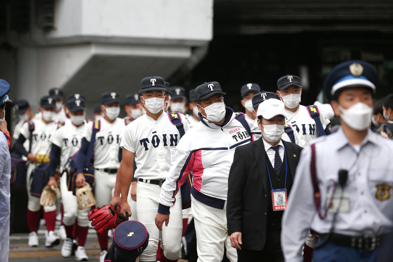 決勝戦に向け、球場入りする大阪桐蔭ナイン（撮影・上山淳一）