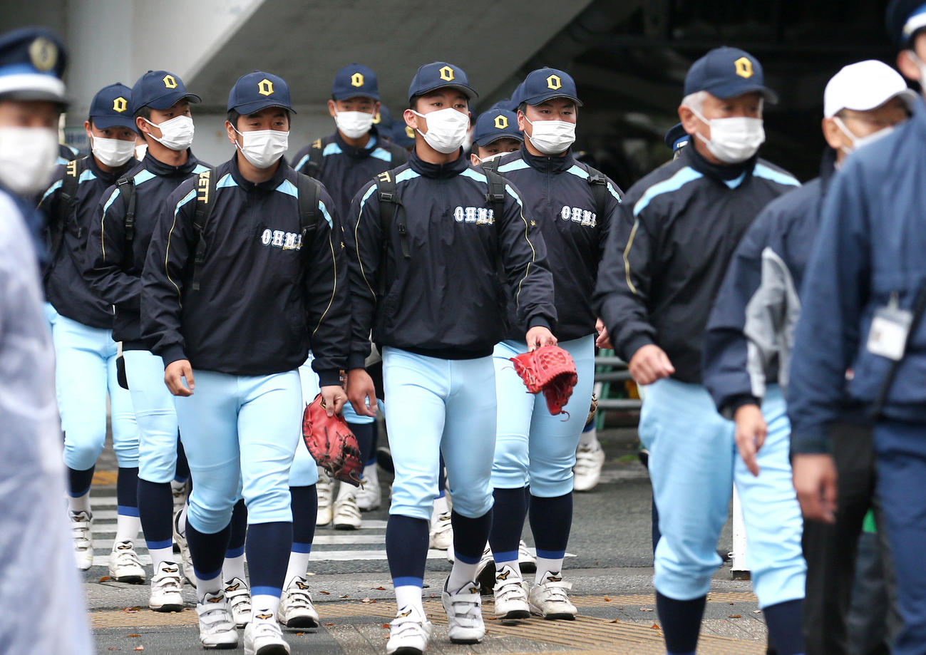 決勝戦に向け、球場入りする近江ナイン（撮影・上山淳一）