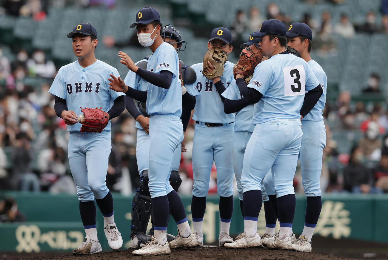 大阪桐蔭対近江　3回表大阪桐蔭無死一塁、松尾に2点本塁打を浴びたところで降板となる山田（左端）（撮影・前田充）