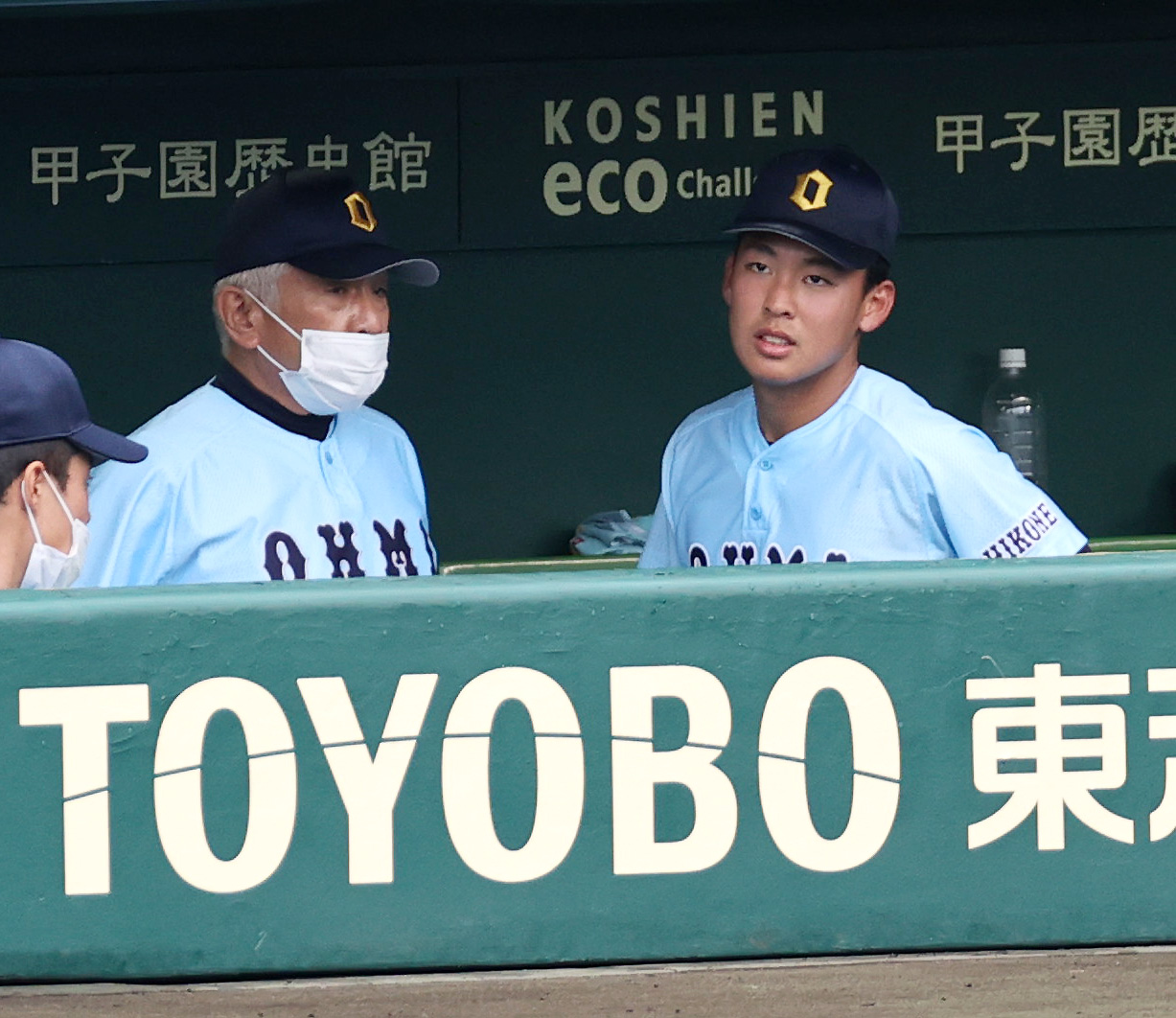 大阪桐蔭対近江　3回表大阪桐蔭無死一塁、山田陽右）はマウンドを降り、ベンチで多賀監督と話す（撮影・上山淳一）