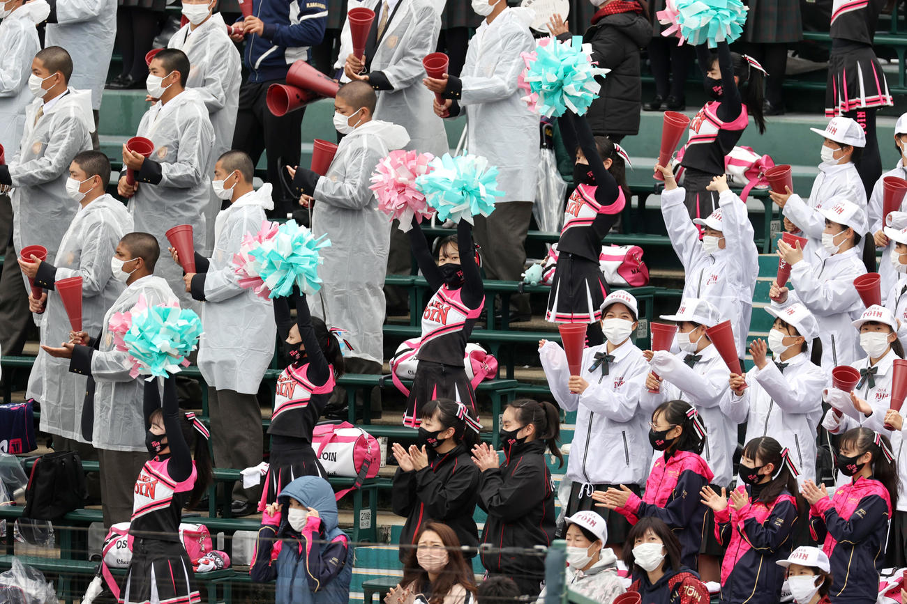 大阪桐蔭対近江　7回に追加点が入り盛り上がる三塁側アルプスの大阪桐蔭応援団（撮影・上山淳一）