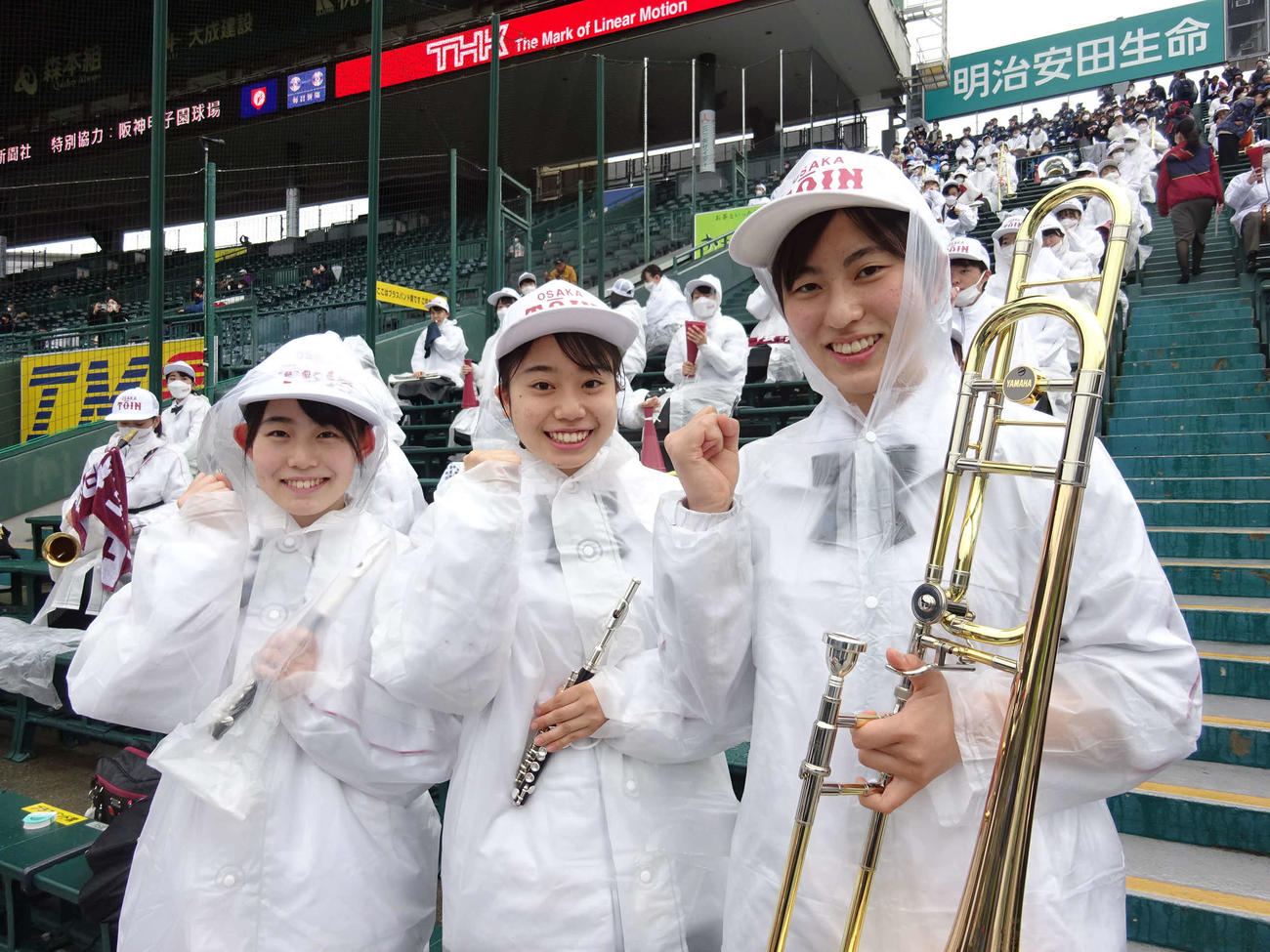 アルプススタンドから熱い演奏で選手たちを後押しする、大阪桐蔭吹奏楽部の（左から）宮崎志歩さん、勝穂奈美さん、片岡和奏さん